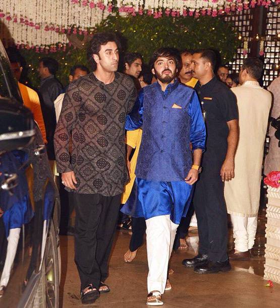 मुकेश अंबानी के घर गणेशोत्सव.. बॉलीवुड सितारों का लगा जमावड़ा