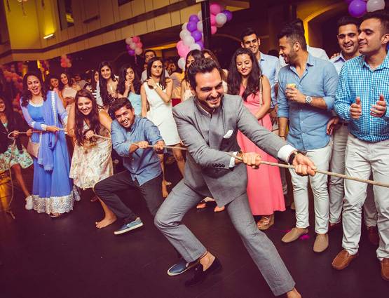 PHOTOS: ईशा देओल के लिए बहन आहना ने रखी सरप्राइज पार्टी