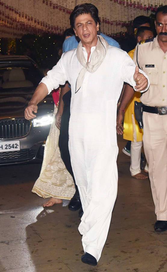 जब अंबानी की पार्टी से बिना जूते पहने निकले शाहरुख, PHOTOS