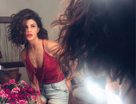 जैकलीन ने बैकलेस टॉप में पोस्ट की PHOTO, सोशल मीडिया हुआ दीवाना