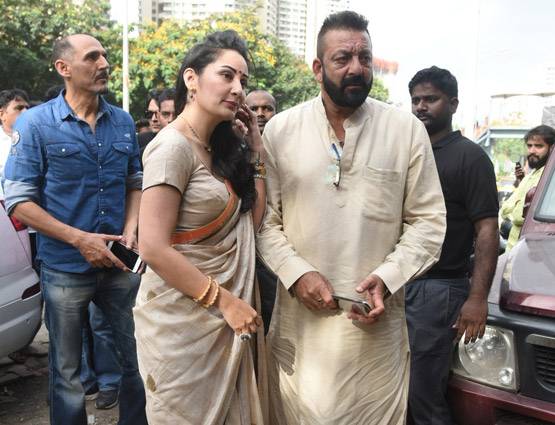 PHOTOS: गणपति बप्पा के पंडाल में पत्नी के साथ आरती करते नजर आए संजय