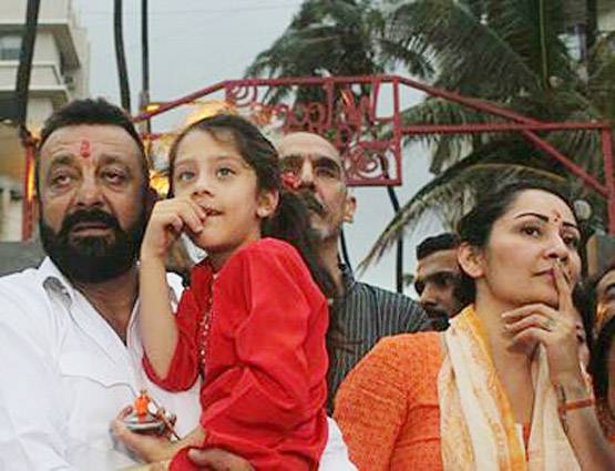 PHOTOS संजू बाबा ने दी गणपति बप्पा को इमोशनल विदाई