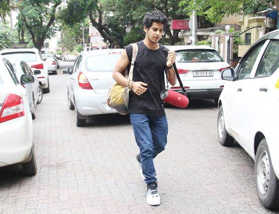 ईशान खट्टर के साथ रेस्टोरेंट गईं जाह्नवी कपूर, कैमरे से बचने के लिए दोनों निकले अलग-अलग