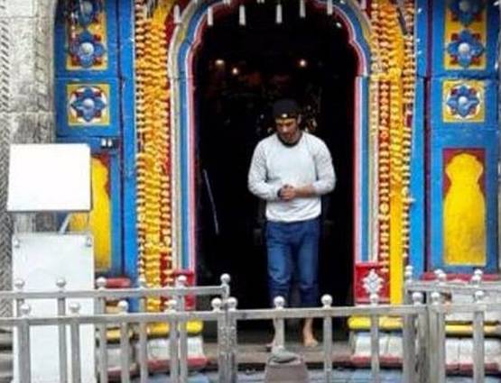 PHOTOS: शूटिंग से पहले 'केदारनाथ' के दर्शन करने पहुंचे सारा-सुशांत