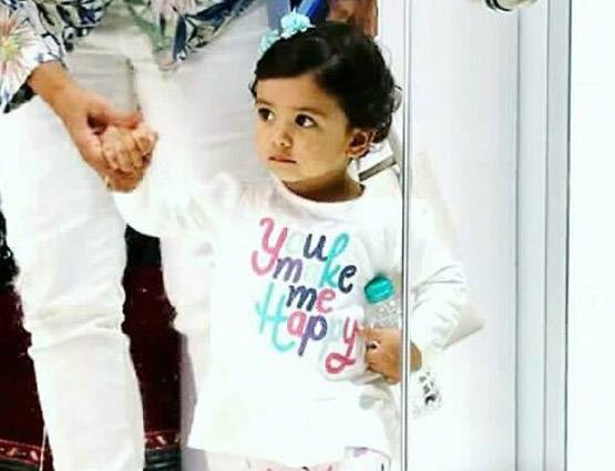 जब बेबी गर्ल मीशा ने काटा अपना 1st बर्थडे केक, PHOTOS वायरल