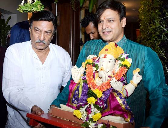 भारी बारिश के बावजूद गणपति विसर्जन के लिए निकले विवेक ओबेराय, देखें PHOTOS