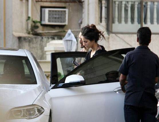 गर्लफ्रेंड दिशा के साथ उनके फ्लैट से बाहर आते दिखे टाइगर, PHOTOS वायरल