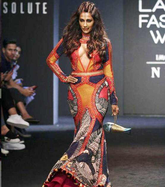 LFW2017 में MALFUNCTION का शि‍कार हुईं चित्रांगदा!