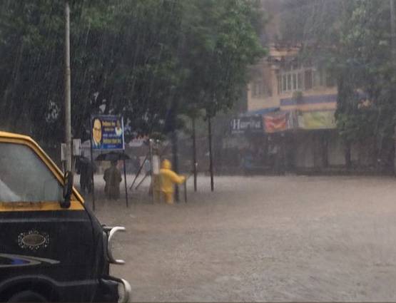 ये है 75 साल के अमिताभ की सक्सेस का राज, बाढ़ जैसे हालात में भी कर रहे काम