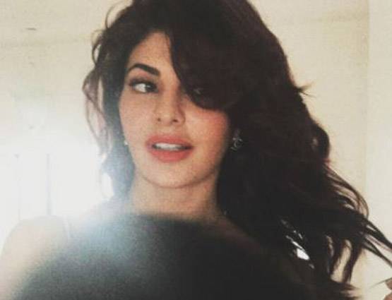 जैकलीन ने बैकलेस टॉप में पोस्ट की PHOTO, सोशल मीडिया हुआ दीवाना