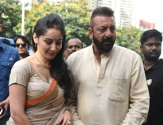 PHOTOS: गणपति बप्पा के पंडाल में पत्नी के साथ आरती करते नजर आए संजय