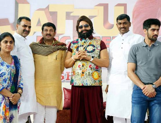 सनी लियोनी से लेकर ऋतिक रोशन तक ये बॉलीवुड सेलेब्स भी करते रहे हैं बाबा राम रहीम के दर्शन