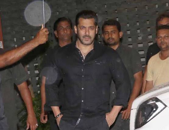 बहन अर्पिता के घर बप्पा के दर्शन करने पहुंचे सलमान, मलाइका से लेकर यूलिया तक ये CELEBS भी आए नजर