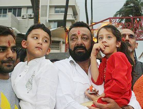 PHOTOS संजू बाबा ने दी गणपति बप्पा को इमोशनल विदाई