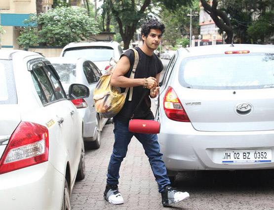 ईशान खट्टर के साथ रेस्टोरेंट गईं जाह्नवी कपूर, कैमरे से बचने के लिए दोनों निकले अलग-अलग