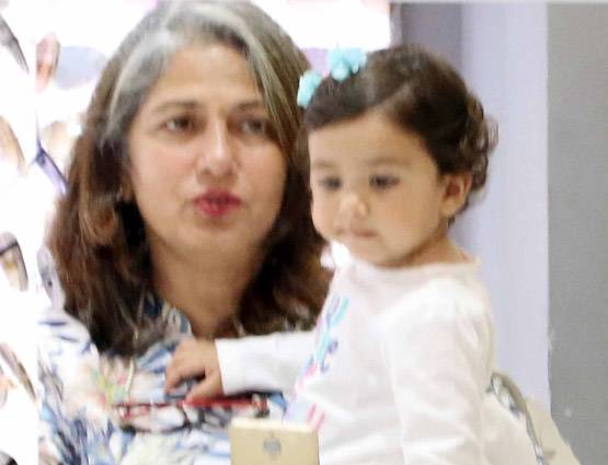 नानी संग शाहिद की बेटी मीशा की आउटिंग, PHOTOS