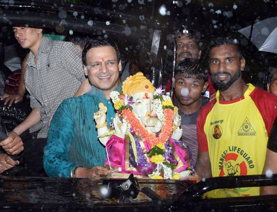 भारी बारिश के बावजूद गणपति विसर्जन के लिए निकले विवेक ओबेराय, देखें PHOTOS