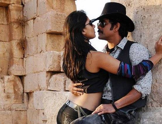 केबीसी होस्ट कर चुके इस एक्टर की वजह से आज भी सिंगल हैं तब्बू