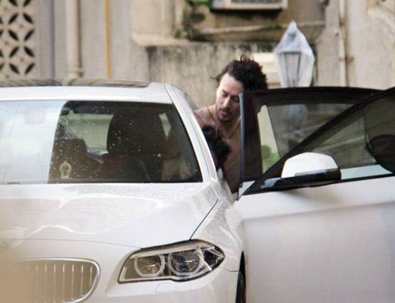 गर्लफ्रेंड दिशा के साथ उनके फ्लैट से बाहर आते दिखे टाइगर, PHOTOS वायरल