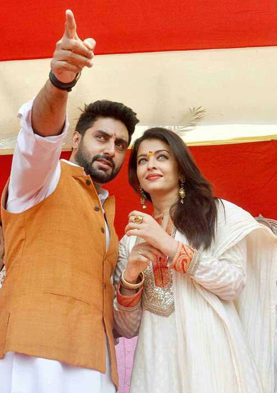 PHOTOS: ऐश्वर्या अभि‍षेक संग पिता की अस्थियां विसर्जित करने संगम पहुंची