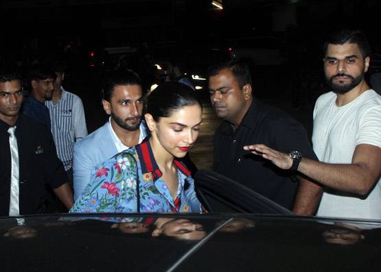 रणवीर-दीपिका की डिनर डेट पर पहुंचे युवराज. देखें क्या किया दीपिका ने