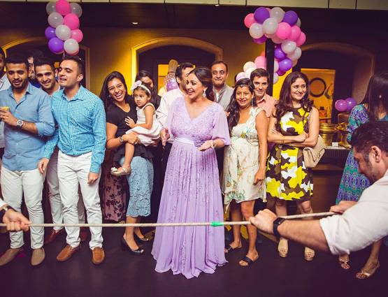 PHOTOS: ईशा देओल के लिए बहन आहना ने रखी सरप्राइज पार्टी
