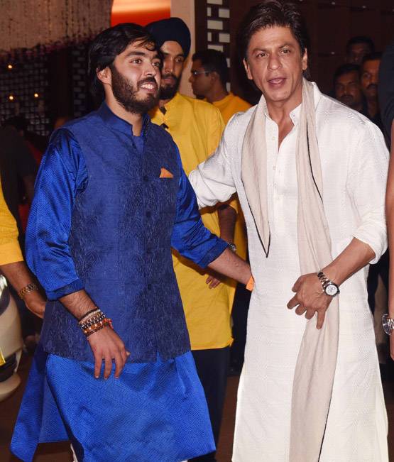 जब अंबानी की पार्टी से बिना जूते पहने निकले शाहरुख, PHOTOS
