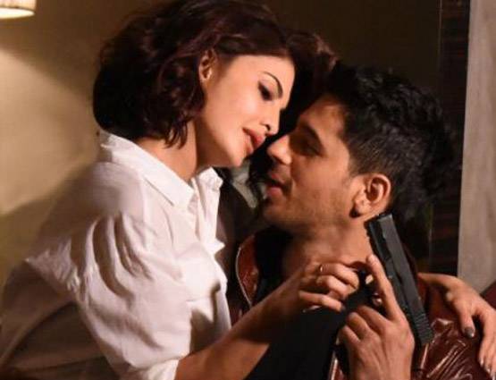 जैकलीन ने बैकलेस टॉप में पोस्ट की PHOTO, सोशल मीडिया हुआ दीवाना