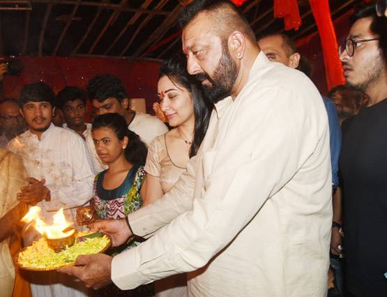 PHOTOS: गणपति बप्पा के पंडाल में पत्नी के साथ आरती करते नजर आए संजय