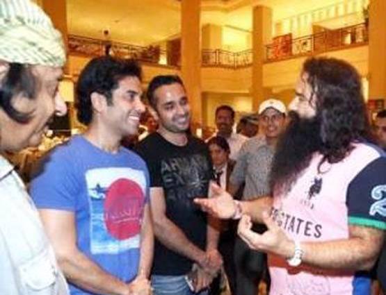 सनी लियोनी से लेकर ऋतिक रोशन तक ये बॉलीवुड सेलेब्स भी करते रहे हैं बाबा राम रहीम के दर्शन