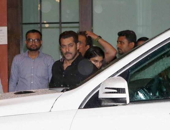 बहन अर्पिता के घर बप्पा के दर्शन करने पहुंचे सलमान, मलाइका से लेकर यूलिया तक ये CELEBS भी आए नजर