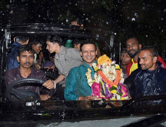 भारी बारिश के बावजूद गणपति विसर्जन के लिए निकले विवेक ओबेराय, देखें PHOTOS