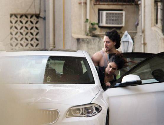 गर्लफ्रेंड दिशा के साथ उनके फ्लैट से बाहर आते दिखे टाइगर, PHOTOS वायरल