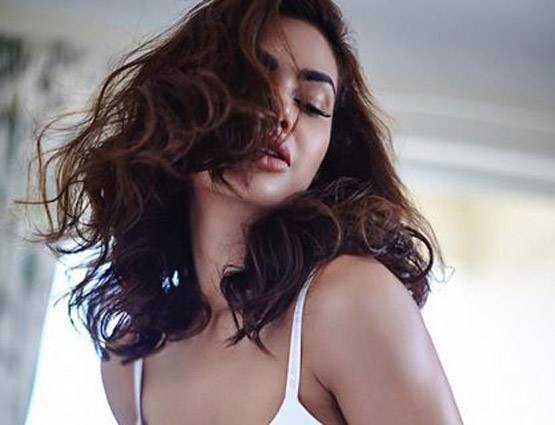 एक्ट्रेस ईशा गुप्ता हुईं TOPLESS, सोशल मीडिया में वायरल हुई PHOTOS