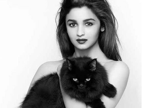 इन एक्ट्रेसेज ने अपनी TOPLESS फोटोज से मचाई सोशल मीडिया पर सनसनी