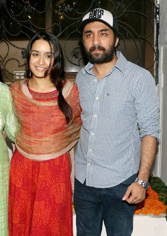 परिवार के साथ गणेश विसर्जन करती श्रद्धा कैमरे में कैद, देखें PHOTOS