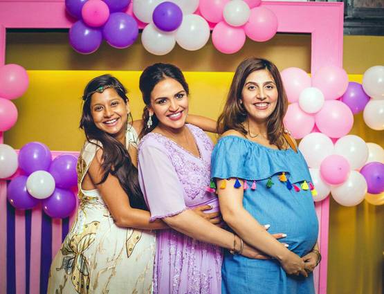 PHOTOS: ईशा देओल के लिए बहन आहना ने रखी सरप्राइज पार्टी