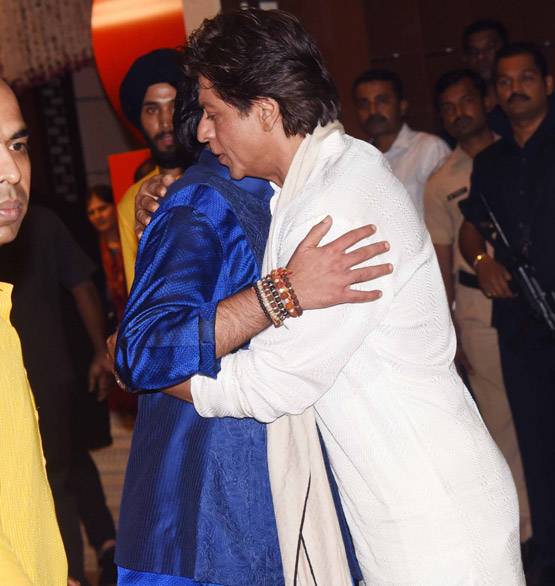 जब अंबानी की पार्टी से बिना जूते पहने निकले शाहरुख, PHOTOS