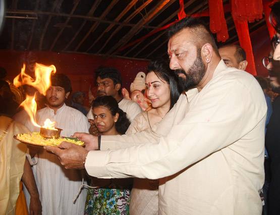 PHOTOS: गणपति बप्पा के पंडाल में पत्नी के साथ आरती करते नजर आए संजय