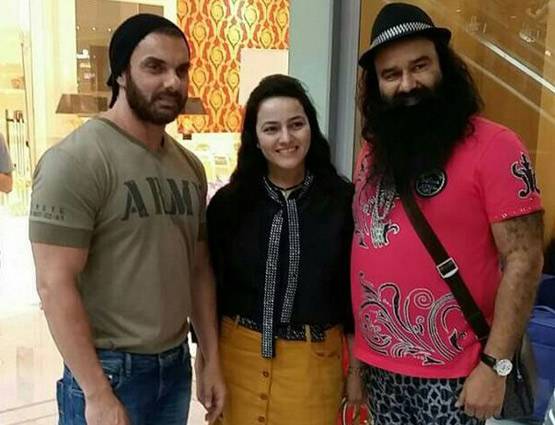 सनी लियोनी से लेकर ऋतिक रोशन तक ये बॉलीवुड सेलेब्स भी करते रहे हैं बाबा राम रहीम के दर्शन