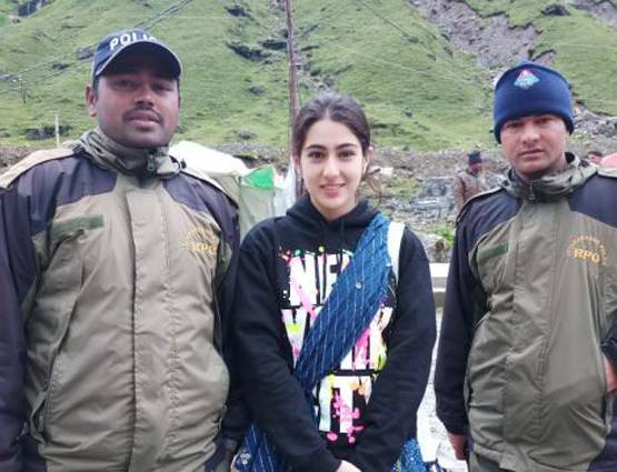PHOTOS: शूटिंग से पहले 'केदारनाथ' के दर्शन करने पहुंचे सारा-सुशांत