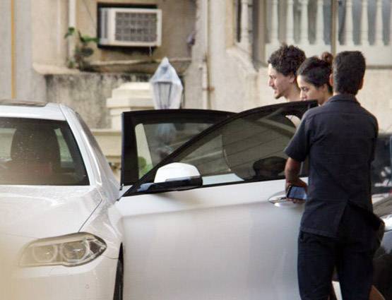 गर्लफ्रेंड दिशा के साथ उनके फ्लैट से बाहर आते दिखे टाइगर, PHOTOS वायरल