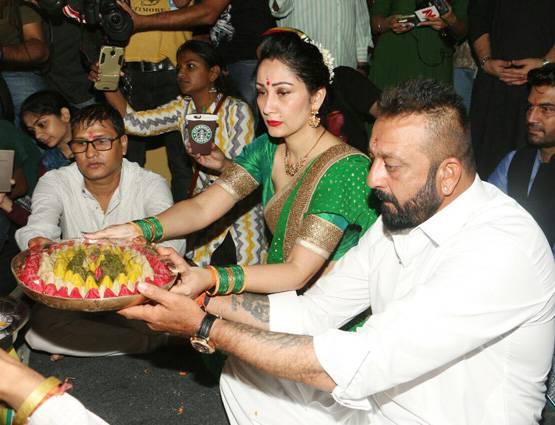 फिल्म के लिए बप्पा की शरण में आए संजय दत्त, हरे रंग की साड़ी में छाईं मान्यता