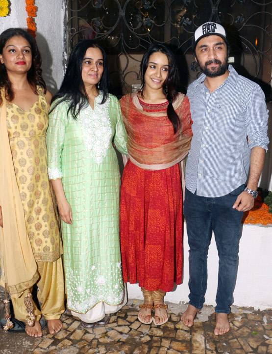 परिवार के साथ गणेश विसर्जन करती श्रद्धा कैमरे में कैद, देखें PHOTOS