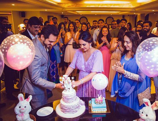 PHOTOS: ईशा देओल के लिए बहन आहना ने रखी सरप्राइज पार्टी