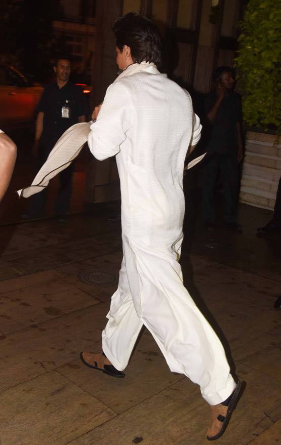 जब अंबानी की पार्टी से बिना जूते पहने निकले शाहरुख, PHOTOS