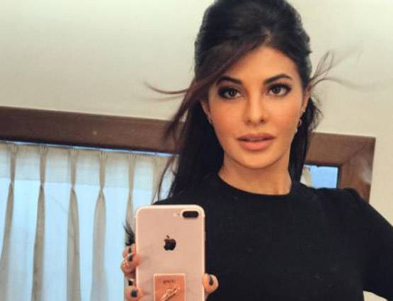 जैकलीन ने बैकलेस टॉप में पोस्ट की PHOTO, सोशल मीडिया हुआ दीवाना