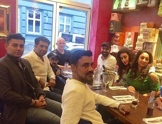 फैमिली के साथ हॉलीडे पर हैं अश्म‍ित-महक, क्या शादी की है PLANNING