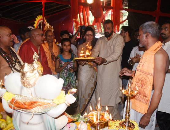 PHOTOS: गणपति बप्पा के पंडाल में पत्नी के साथ आरती करते नजर आए संजय