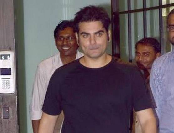 बहन अर्पिता के घर बप्पा के दर्शन करने पहुंचे सलमान, मलाइका से लेकर यूलिया तक ये CELEBS भी आए नजर